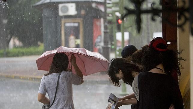 Arranca un viernes de tormentas con granizo en Navarra, La Rioja, Aragón y el sistema Ibérico