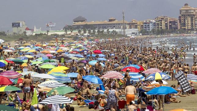 El empleo en turismo alcanza máximos y roza los 2,4 millones de trabajadores