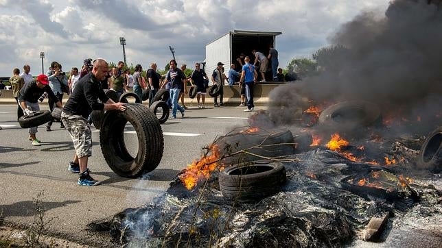 Barricadas de fuego agravan el caos en Calais