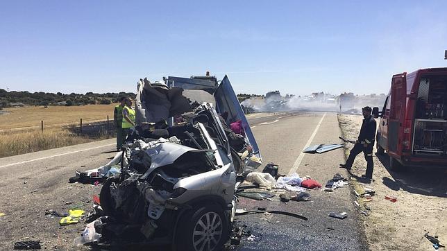 Tres niños muertos en el choque de un camión y un turismo en Zamora