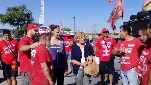 Carmena muestra su apoyo a los trabajadores afectados por el ERE de Coca-Cola