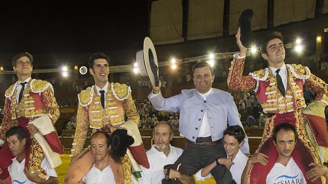 Todos a hombros en una gran tarde de toros y toreo en Las Colombinas