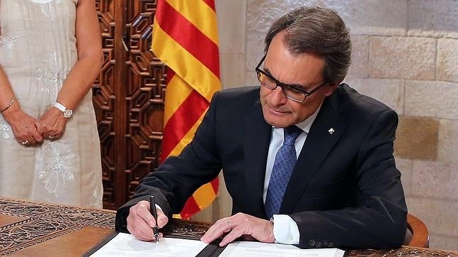 Artur Mas firma el decreto de convocatoria del 27-S