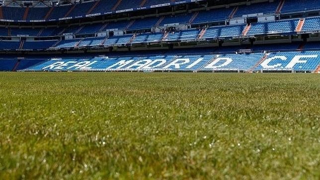 El Bernabéu estrena césped híbrido con una base artificial