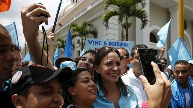 La dirigente opositora venezolana, María Corina Machado, rodeada de seguidores en Los Teques tras presentar la candidatura de su sustituta