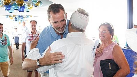 regatacopadelrey.com/ El Rey abrazando a Jacinto Rodríguez