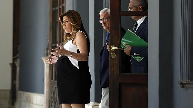 Susana Díaz abandona el Hospital de Valme con su hijo recién nacido