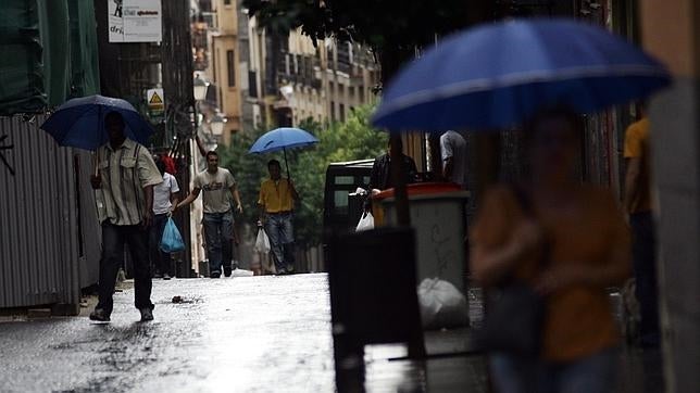 Arranca un martes de chubascos fuertes en Navarra y Aragón, y más calor en el sur