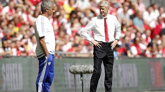 Mourinho felicita uno a uno a los jugadores del Arsenal, pero no a Wenger