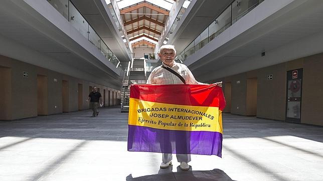 Una bandera del Ejército Popular de la República en la sede de la Generalitat Valenciana