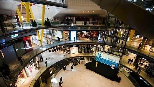 La afluencia de visitantes a los centros comerciales en España creció un 15% en julio