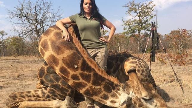 Sabrina Corgatelli posa junto a una jirafa abatida en el Parque Nacional Kruger