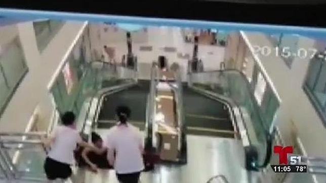 Las azafatas del centro comercial sabían que la plancha metálica de la escalera mecánica estaba suelta