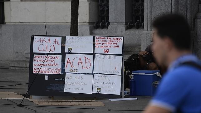 Varios carteles insultantes en la puerta del Ayuntamiento de Madrid, en Cibeles