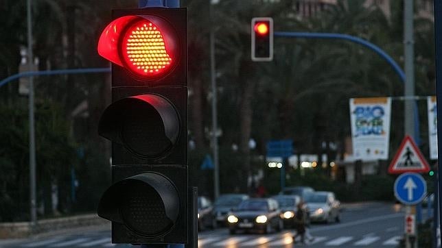 Rojo, amarillo y... 101 años desde que nos saltamos el primer semáforo eléctrico