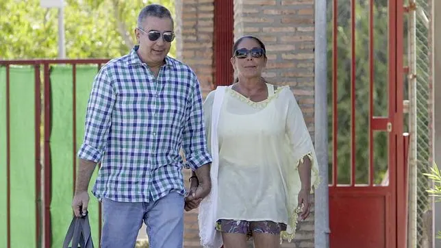 Isabel Pantoja y su hermano Agustín el pasado 30 de julio, cuando salían de Alcalá de Guadaíra
