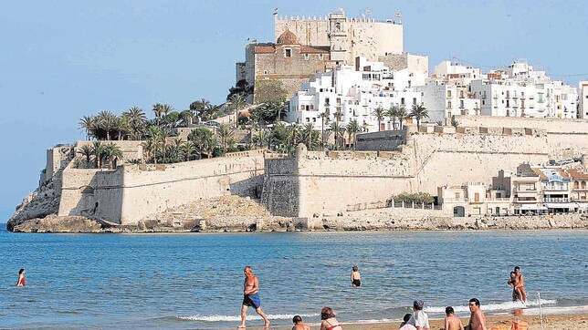 Imagen de la playa de Peñíscola y de su famoso castillo-fortaleza de Benedicto XIII