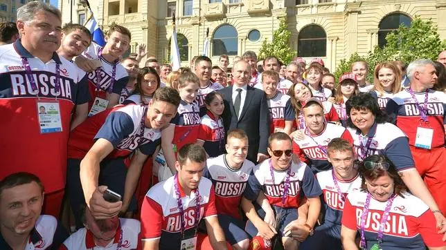 Vladimir Putin, con un grupo de atletas rusos que participaron en los Juegos Europeos de Bakú