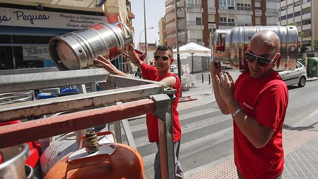 Los trabajadores de Andalucía, entre los que menos horas invierten