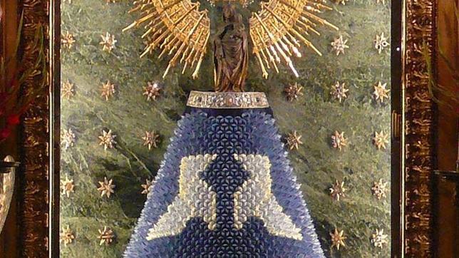 La Virgen del Pilar viste un manto formado por 1.536 papeles