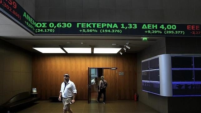 La Bolsa de Atenas cierra por primera vez en alza tras la reapertura del lunes