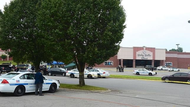 Muere abatido por la Policía el autor del asalto a un cine en Tennessee