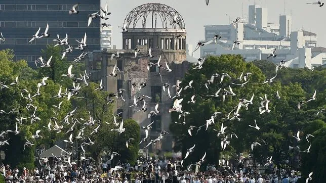 Palomas sobrevuelan Hiroshima en el 70 aniversario de la bomba atómica