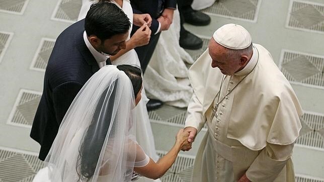 El papa Francisco saluda a parejas recién casadas durante la audiencia general de los miércoles en el Vaticano