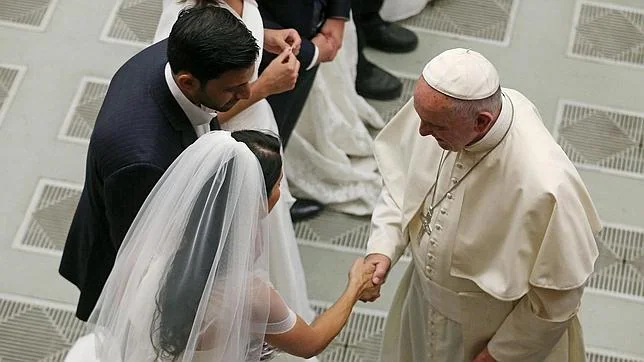 El Papa Francisco recibe a una pareja recién casada en la audiencia del Vaticano