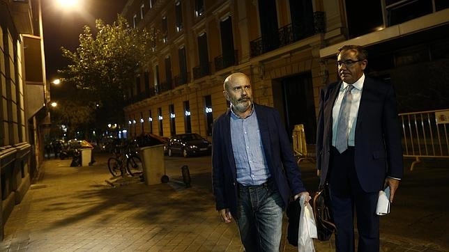 El juez al exalcalde del PSOE imputado: «Si le dan un sobre con droga, ¿lo coge?»