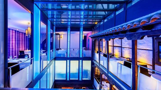 Úlltima planta del restaurante Alfileritos 24, donde juegan con las luces para crear un ámbiente refrescante para las noches de verano