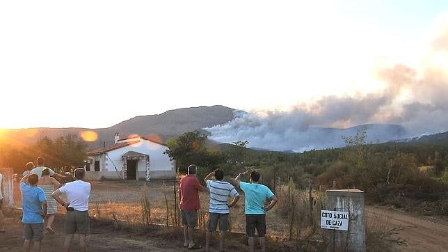 Un tercer pueblo de Cáceres podría ser evacuado a causa del incendio de Gata