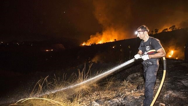 La UME despliega 337 efectivos para sofocar los incendios de Cáceres y Murcia