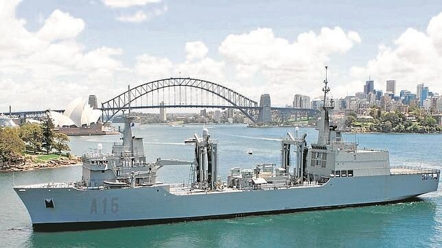 El buque Cantabria, en aguas de la bahía de Sídney durante su despliegue en 2013 en Australia