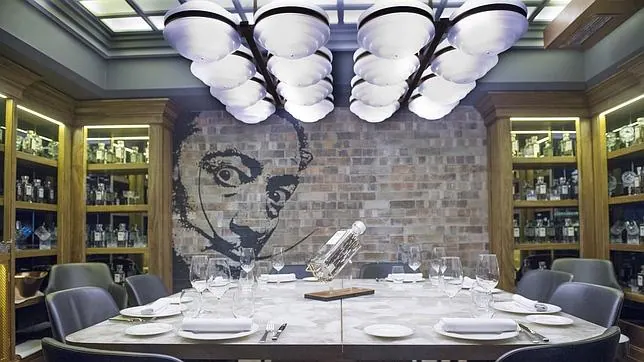 Uno de los rincones del restaurante Tatel, decorado con la imagen de Salvador Dalí