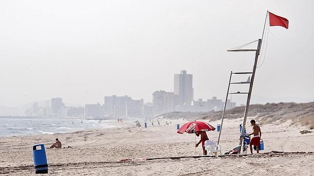 Imagen de la playa de El Saler con la bandera roja que prohíbe el baño