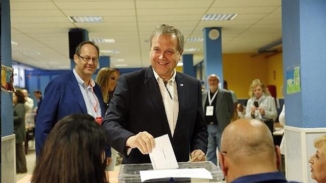 Antonio Miguel Carmona, votando en las elecciones del 24M