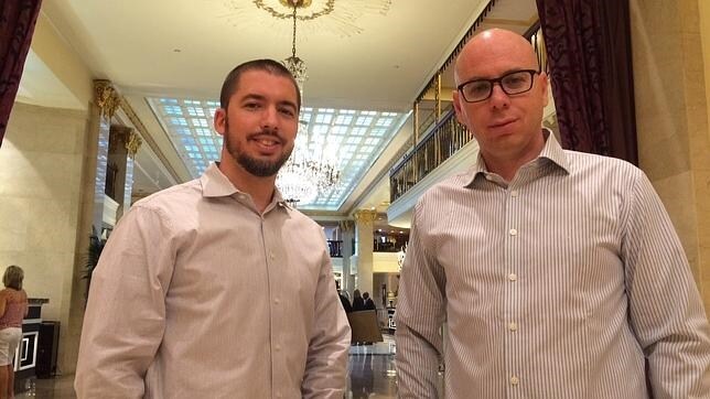 Elad Schaffer (izquierda) y Shay Herschkovitz, directivos de Wikistrat