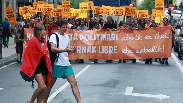 Miles de personas se manifiestan en San Sebastián contra el cierre de las «herriko tabernas»