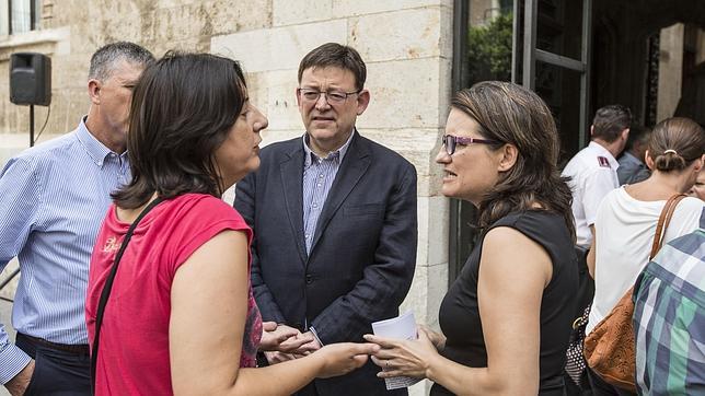 Puig y Oltra conversan, este viernes, en la puerta del Palau de la Generalitat