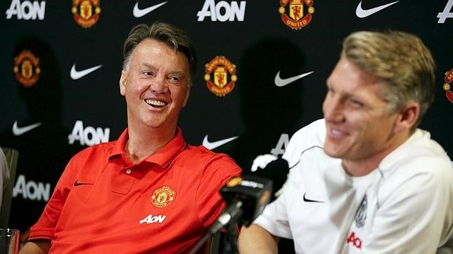 Schweinsteiger, junto al técnico del Manchester United, Louis van Gaal