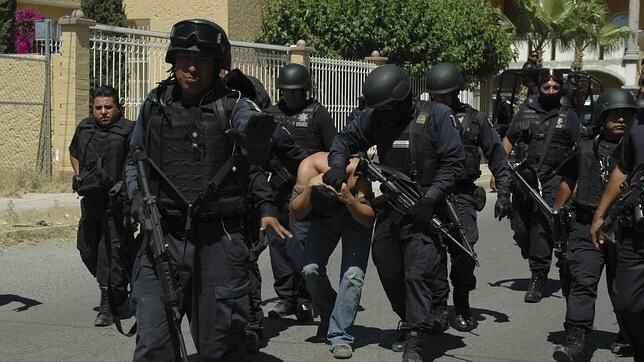 Policías mexicanos detienen a un sospechoso de narcotráfico en Ciudad Juárez