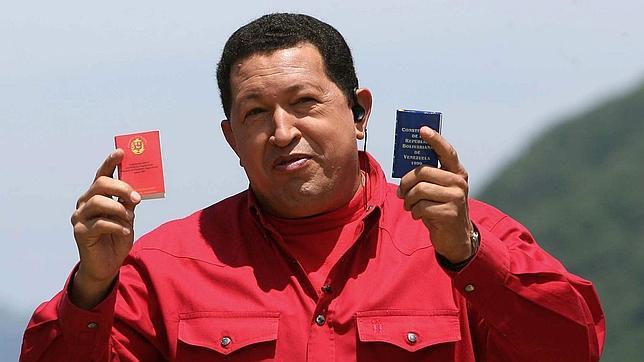 La segunda exesposa de Hugo Chávez critica a Maduro por la anulación irregular de su pasaporte