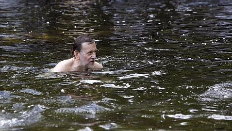 El presidente aprovechó una escapada de fin de semana previa a sus vacaciones para darse un baño en el río Umia