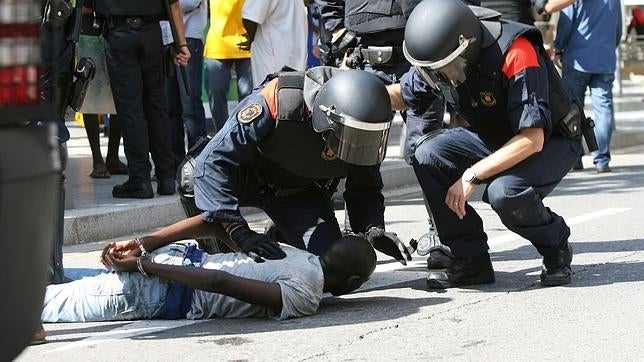 Acaba el bloqueo de las vías en Salou al quedar en libertad los compañeros del senegalés muerto