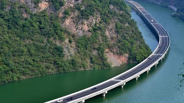 Así es la increíble carretera sobre un río en China