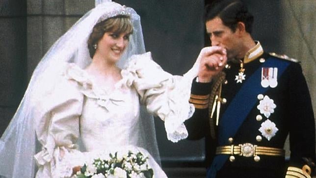 Salen a subasta fotografías inéditas de la boda de Carlos de Inglaterra y Diana