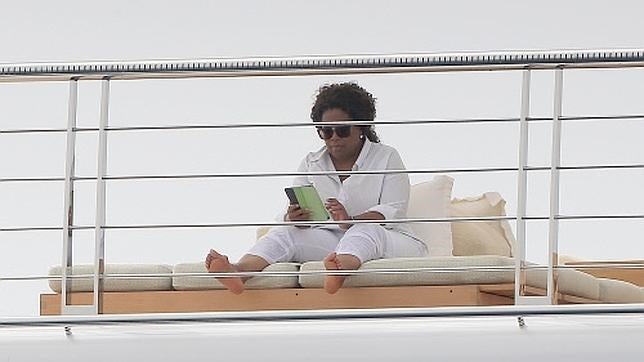 La presentadora Oprah Winfrey se relaja en Ibiza a bordo del yate de un magnate del cine