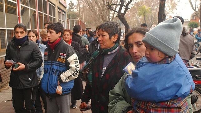 Un grupo de desempleados hace cola para recibir su subsidio en Rosario