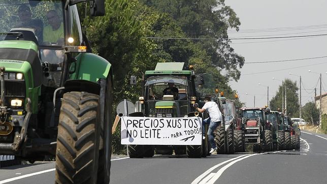 Medio millar de tractores exigen en Arzúa soluciones para el lácteo